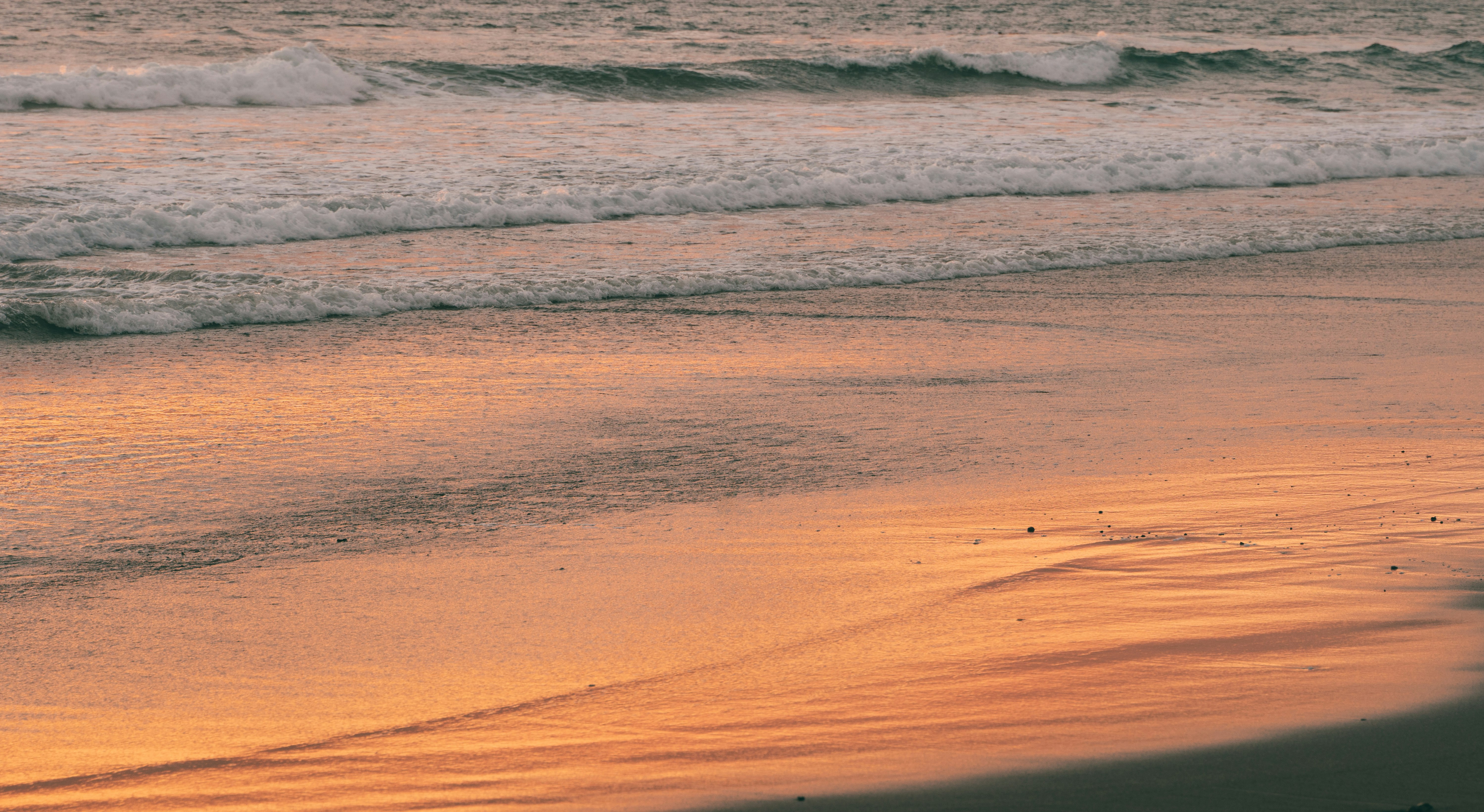 ocean waves crashing on shore during daytime